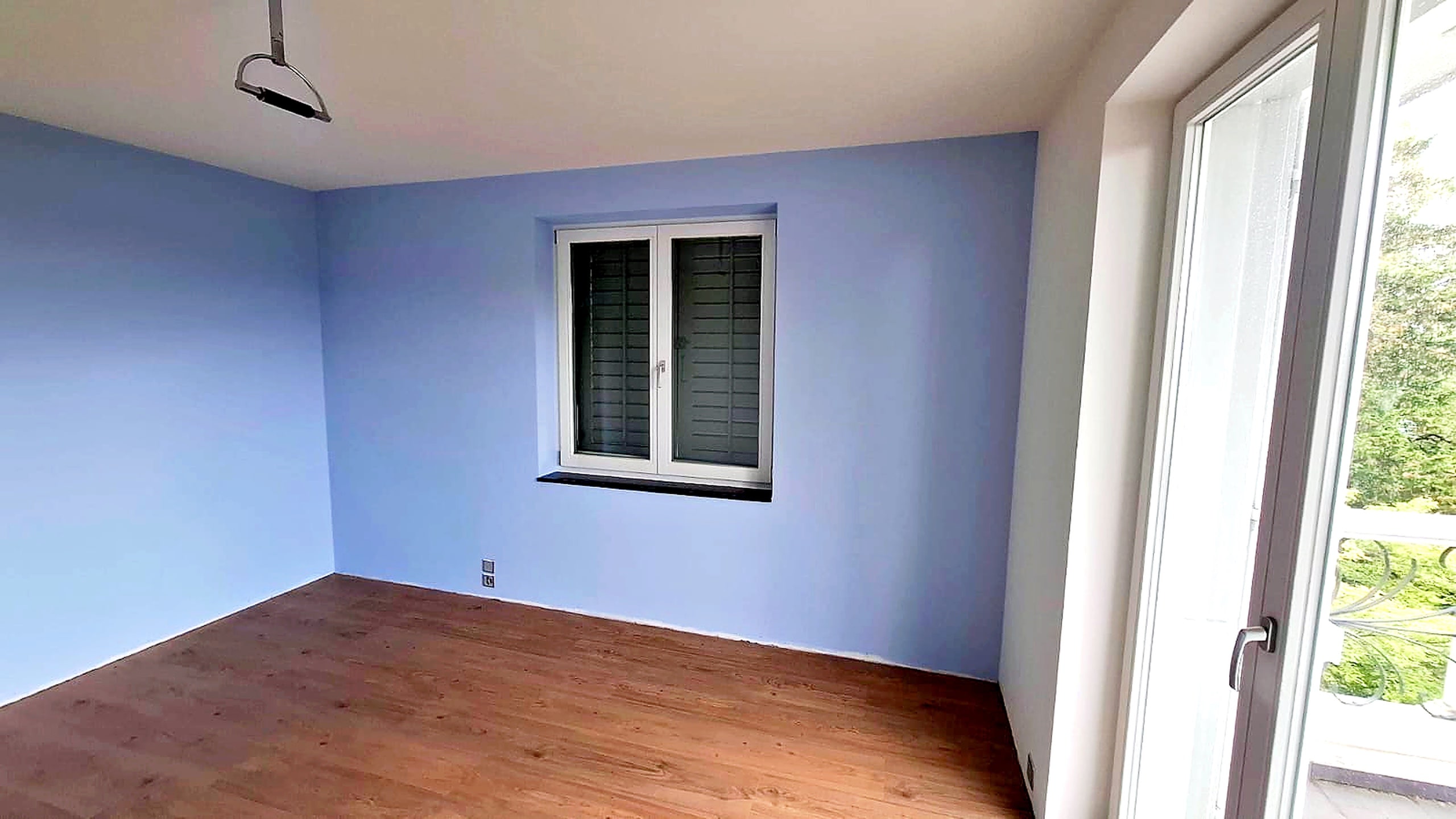 Akzentwand mit blauer Farbwirkung als Grundlage für Wandgestaltung