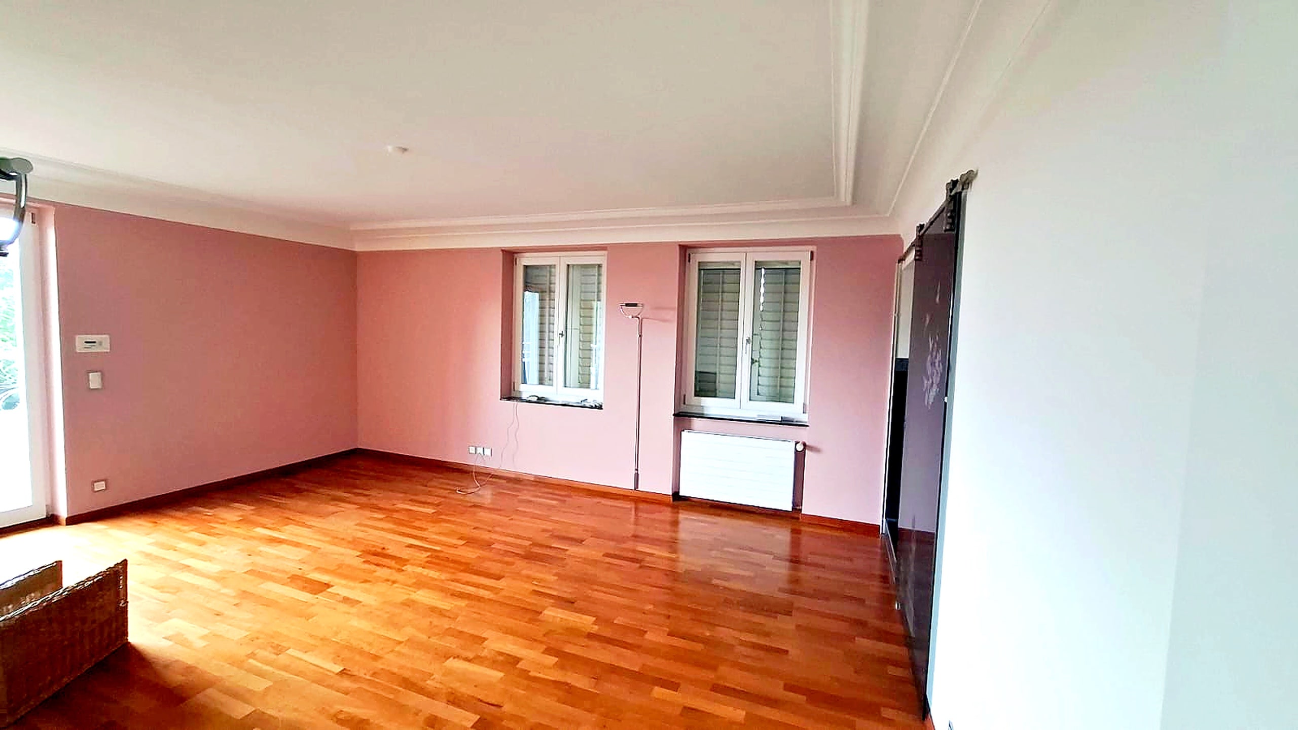Wohnraum mit roséfarbener Wandgestaltung und sauber gestrichenen Flächen