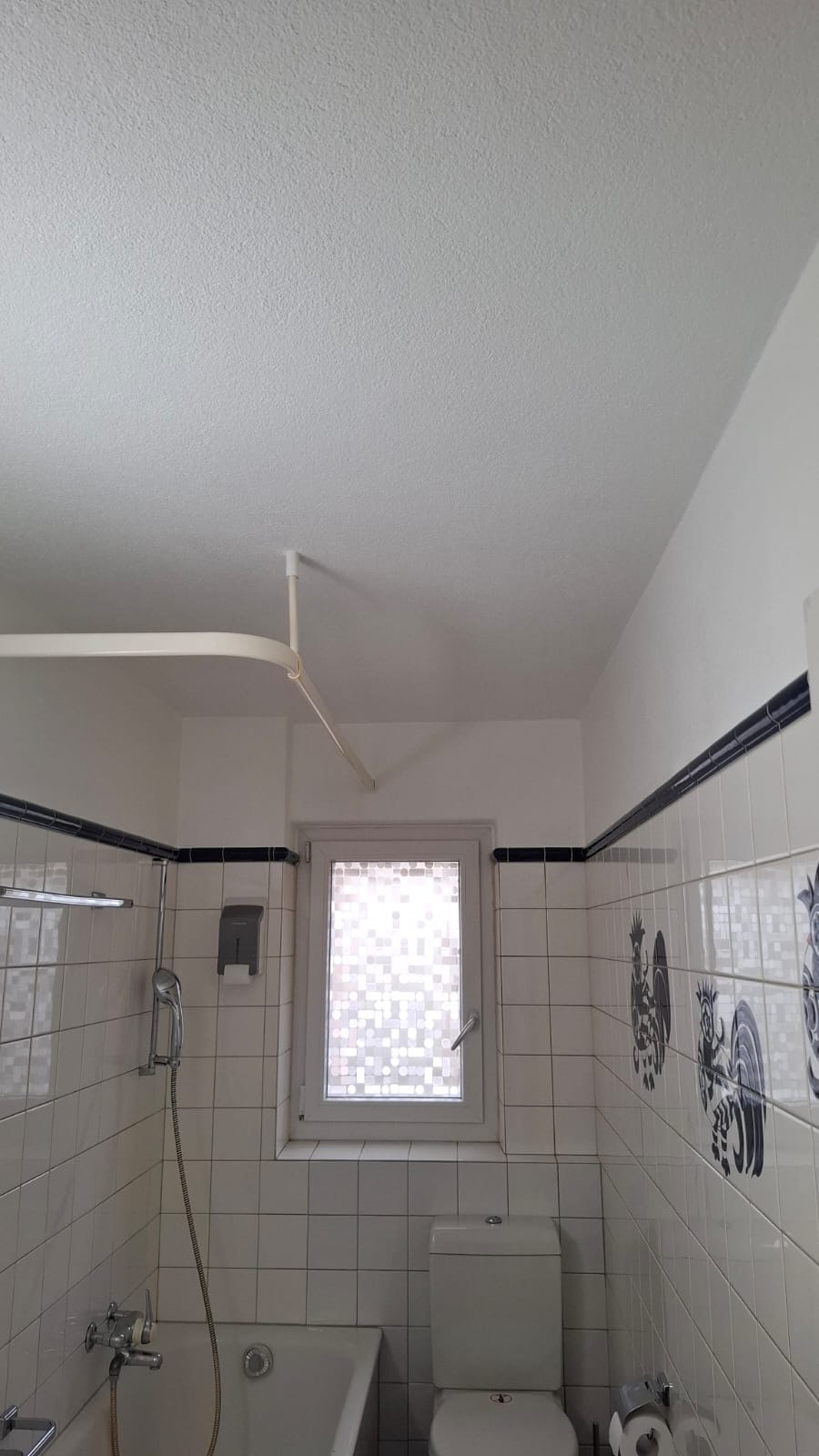 Nachher: erneuerte Badezimmerdecke mit sauberer Oberfläche
