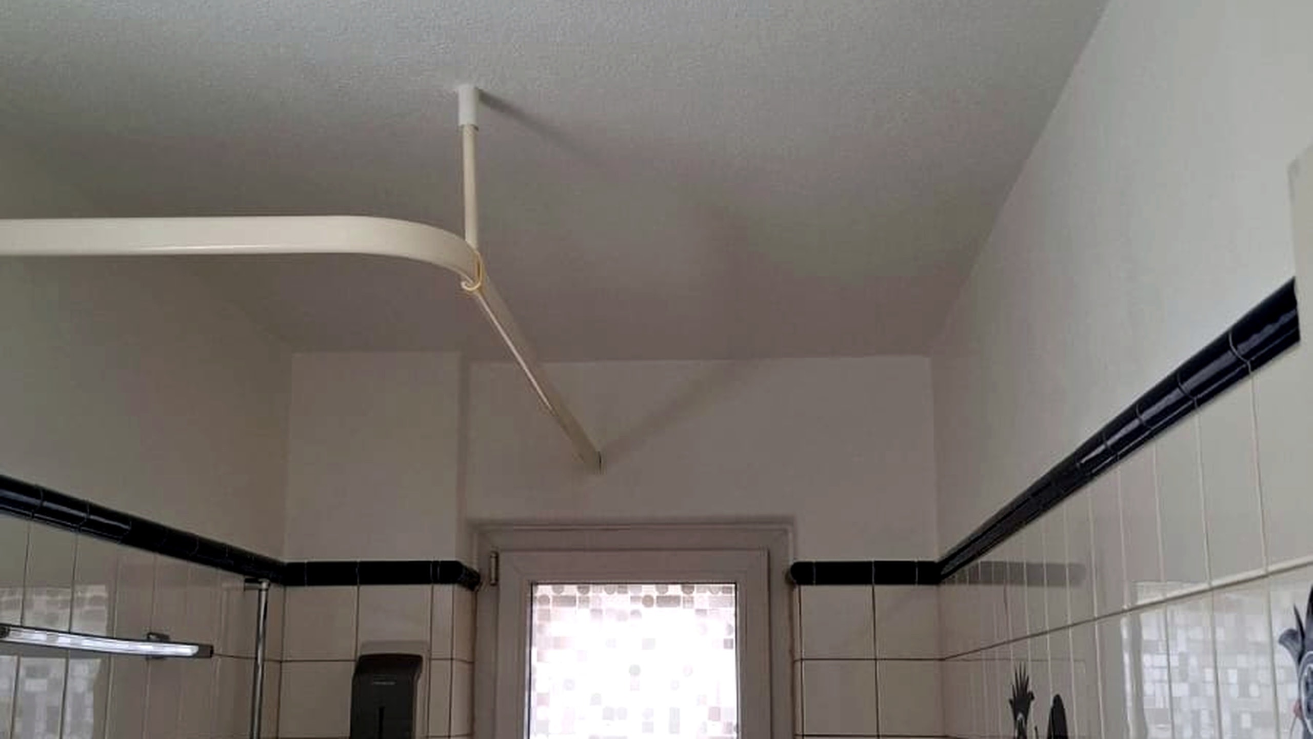 Flur vor der Renovation mit Parkettboden