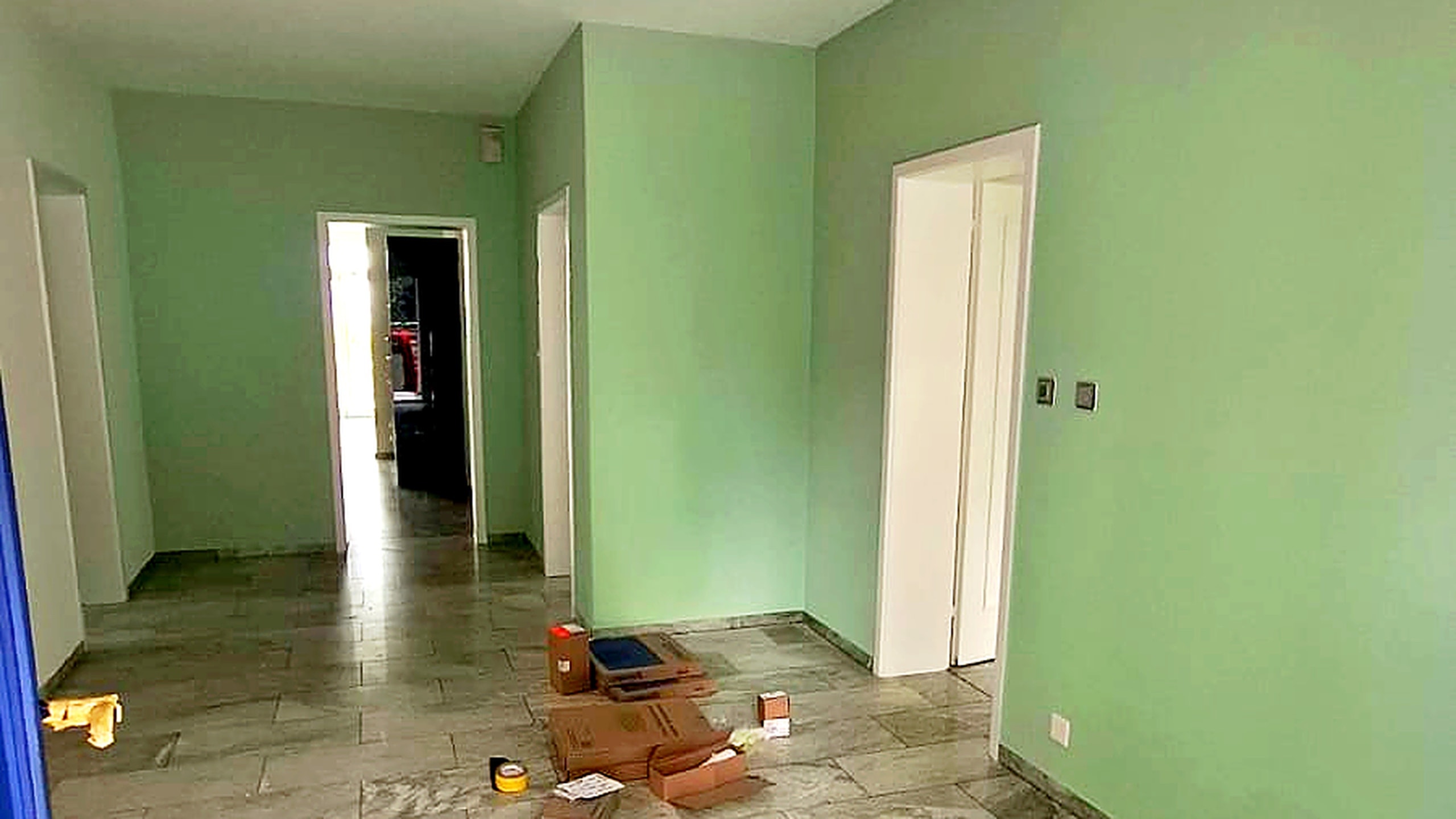 Grüner Innenraum mit sichtbarer Farbwirkung