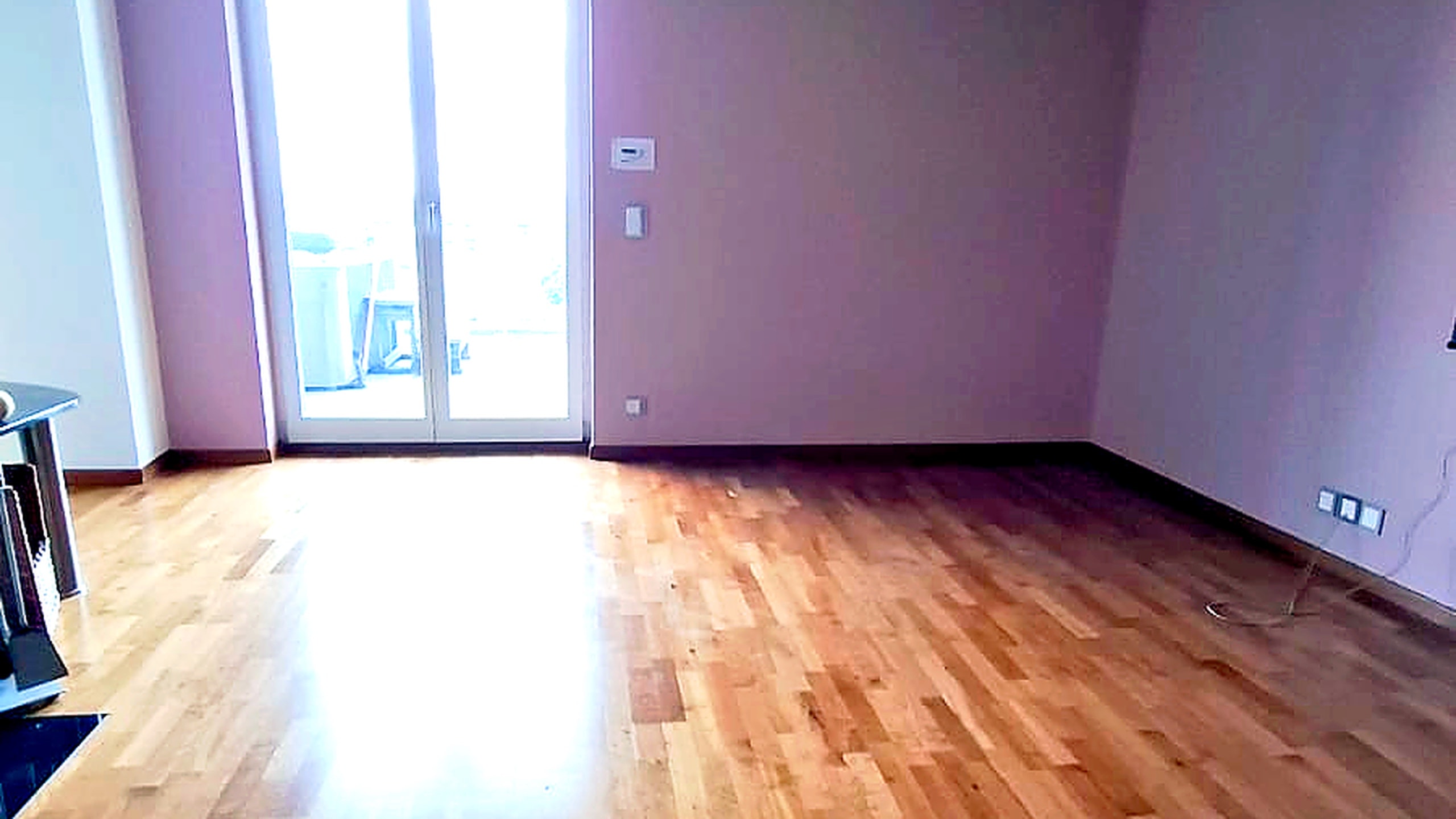 Wohnraum während Renovationsarbeiten mit Schutzabdeckung
