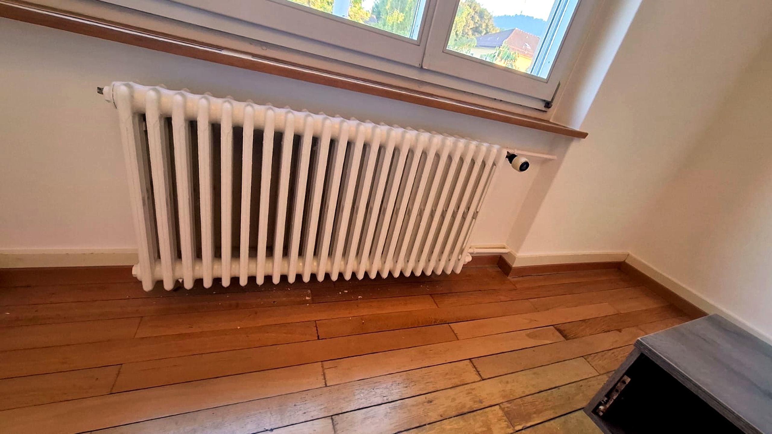 Weiss beschichtetes Metallbauteil nach der Renovation