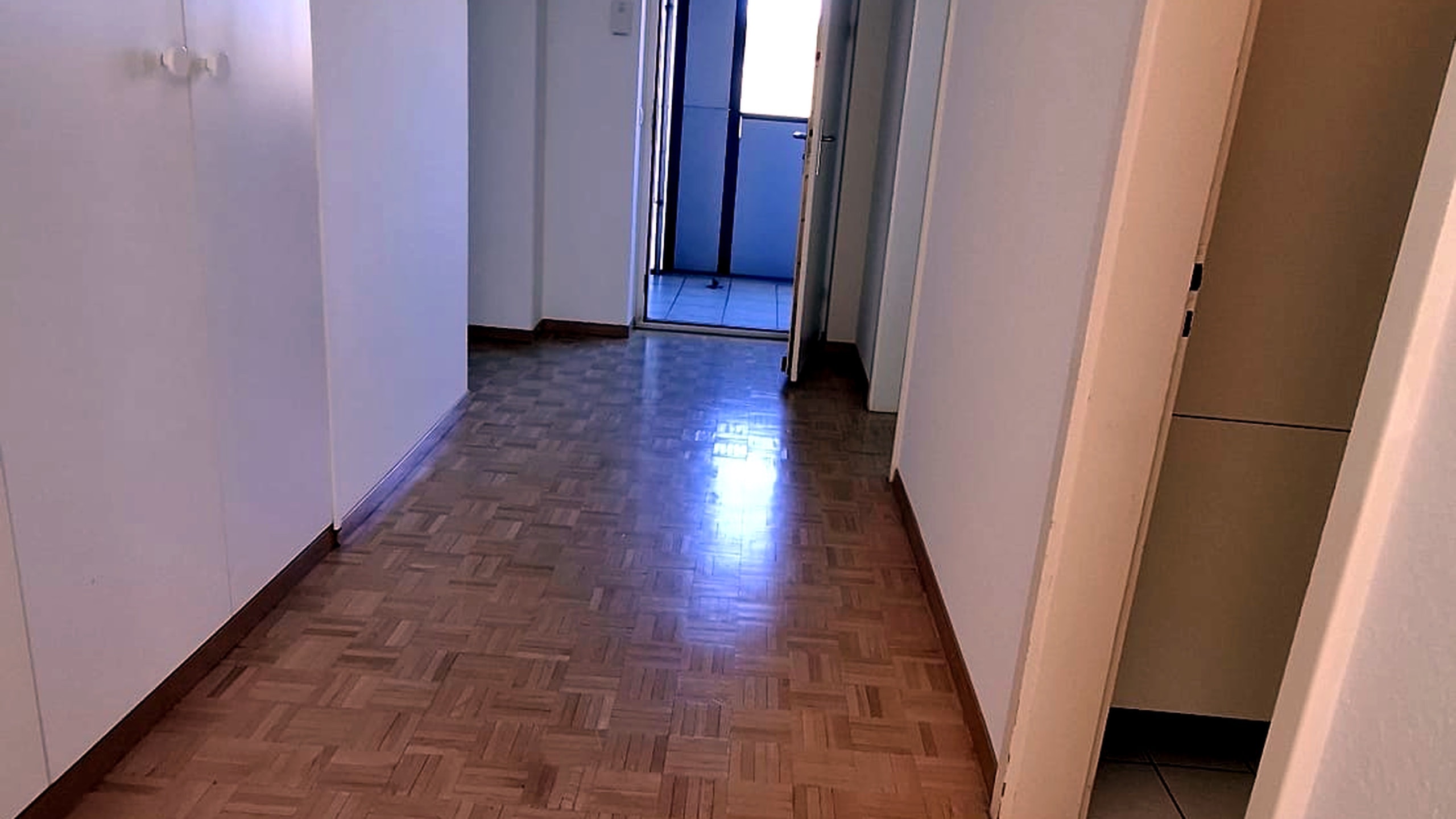 Weiss beschichtete Holz- oder Metallteile nach der Lackierung